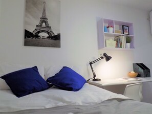 Chambre double, salle de bain privée | Bureau, accès au Wi-Fi (inclus), literie fournie