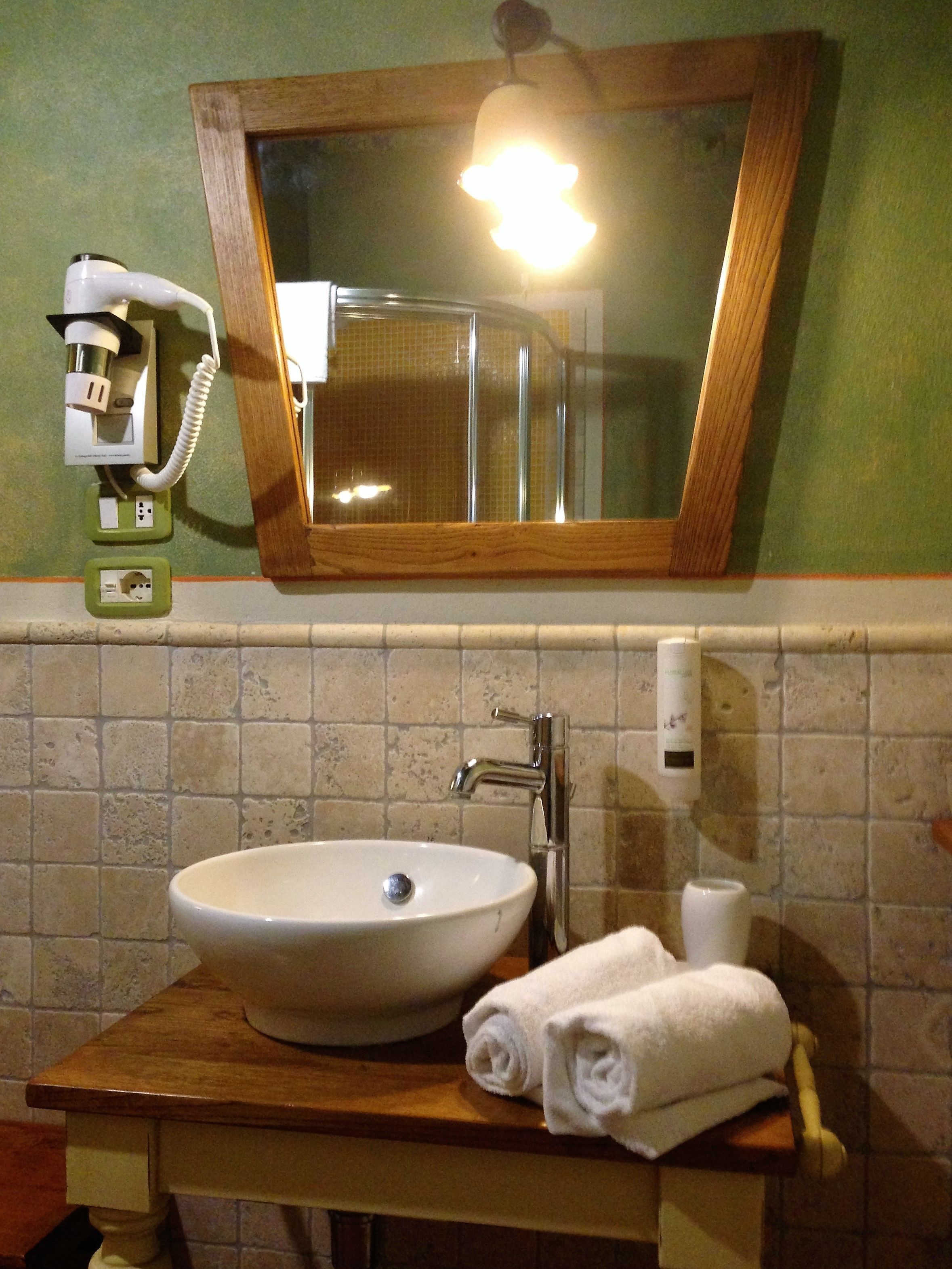 shower, free toiletries, hair dryer, bidet