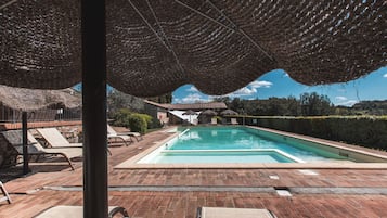 Piscine extérieure, chaises longues