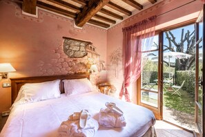 Habitación superior | Ropa de cama de alta calidad, minibar, caja fuerte y escritorio