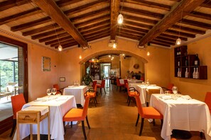 Se sirven cenas y cocina local 