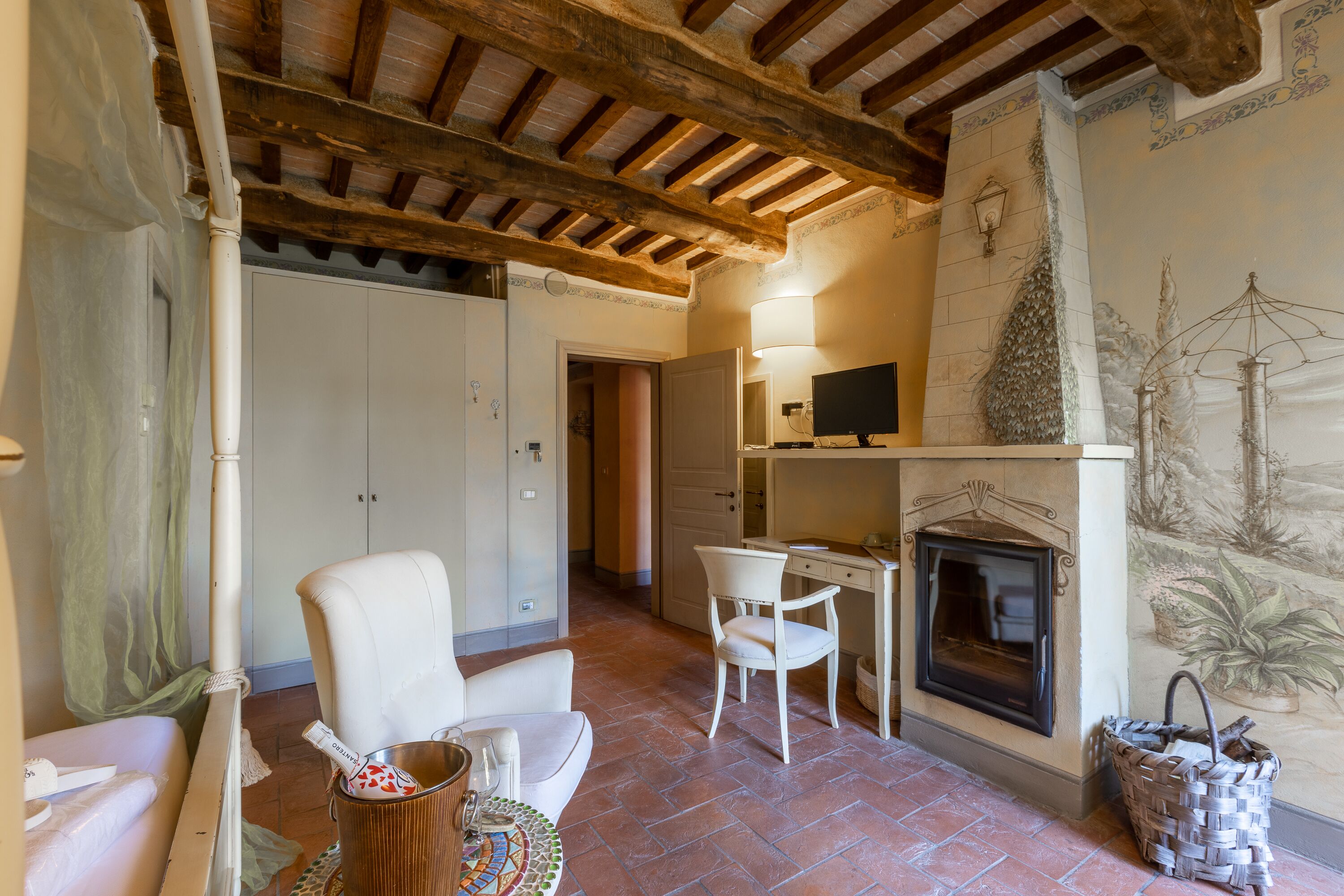 romantic room | 1 bedroom, premium bedding, minibar, in-room safe