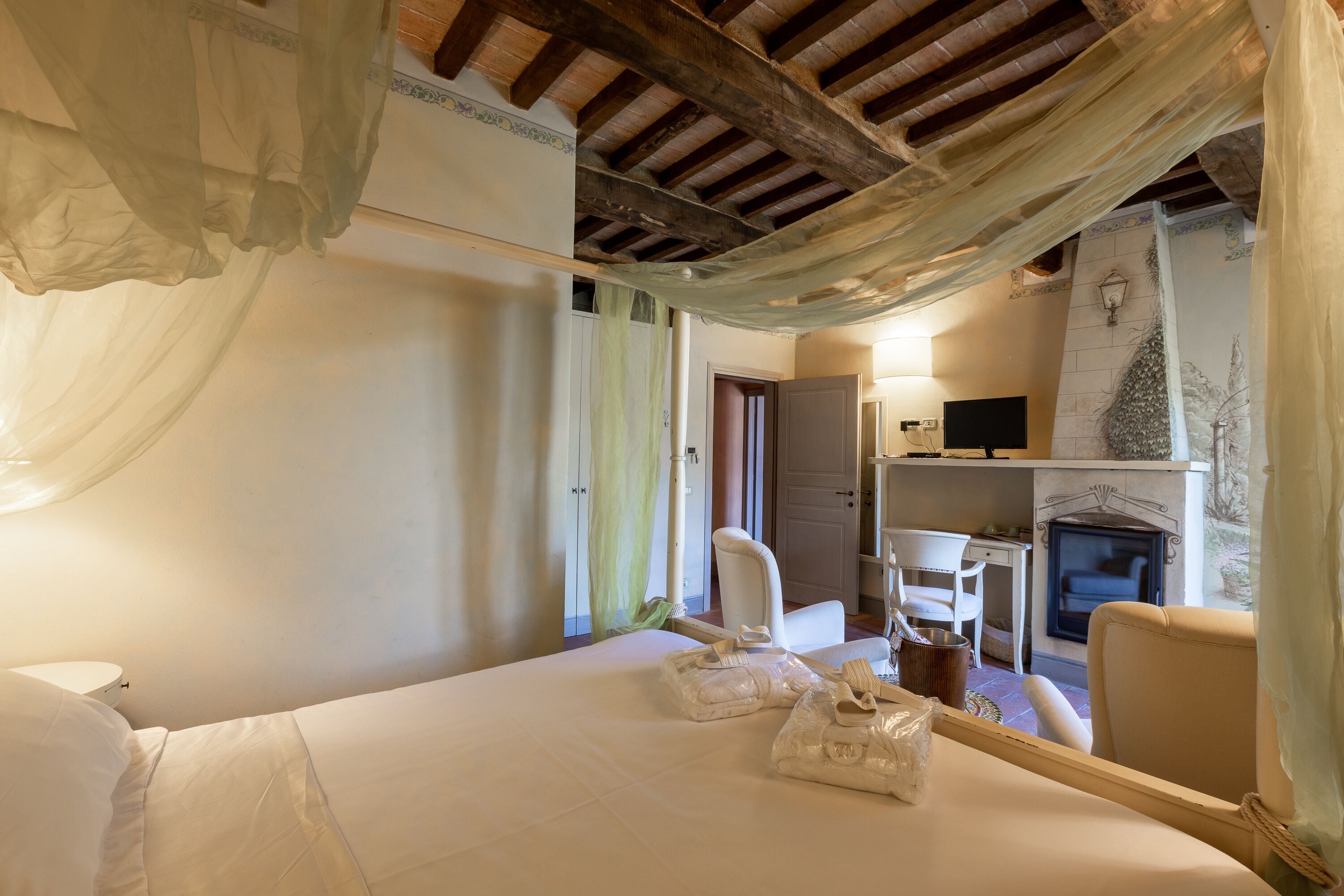 romantic room | 1 bedroom, premium bedding, minibar, in-room safe