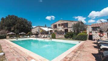 Piscine extérieure, chaises longues