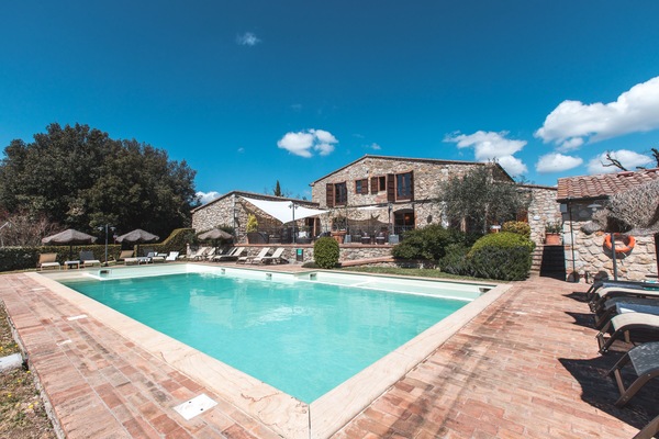 Piscina all'aperto, lettini
