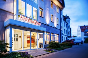 Fassade der Unterkunft – Abend/Nacht