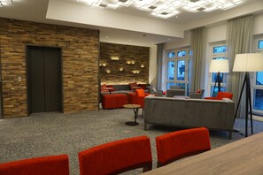 Coin salon dans le hall