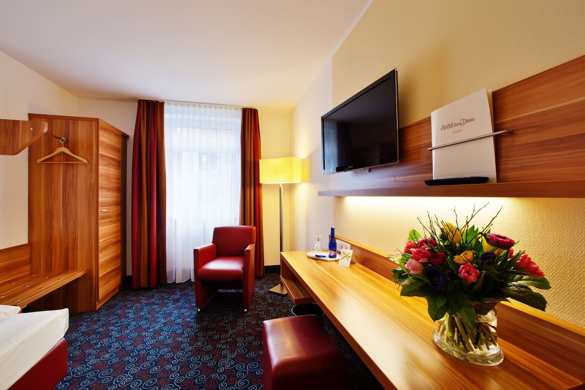 Comfort Single Room | Living area | 32-inch flat-screen TV with cable channels, TV