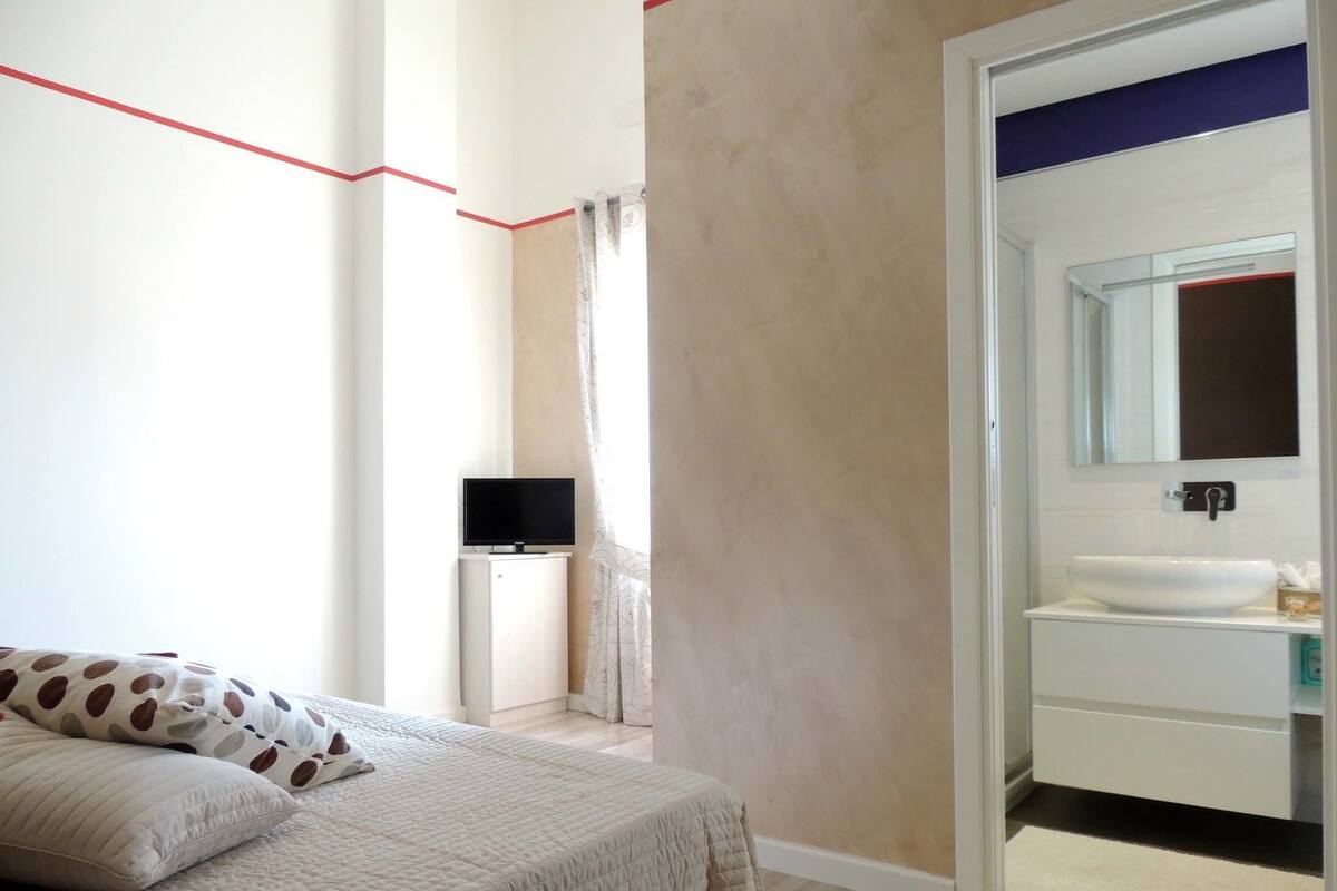 Minibar, desk, soundproofing, cribs/infant beds