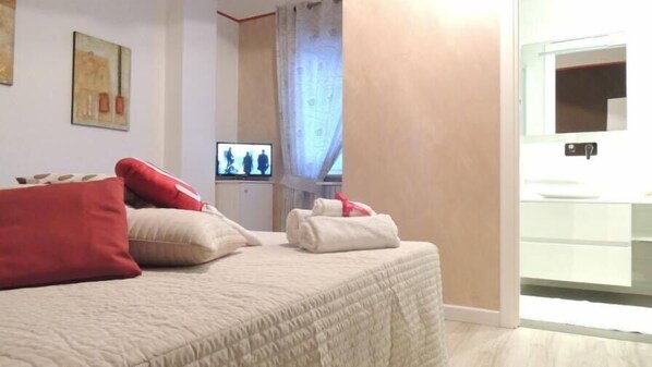 Minibar, desk, soundproofing, cribs/infant beds