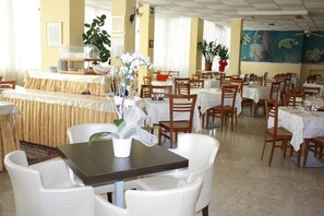 Breakfast, lunch, dinner served; Italian cuisine  - Hotel Bellerofonte (Rimini)