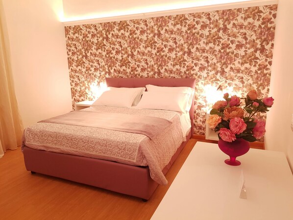 Habitación doble | Escritorio, cunas gratuitas, wifi gratis y ropa de cama 