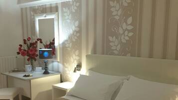 Double Room | Desk, free cribs/infant beds, free WiFi, bed sheets
