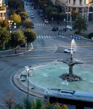 A roundabout with a central fountain, surrounded by trees and buildings. - B&B Abatjour (Foggia)