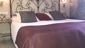 Tweepersoonskamer | Een kluis op de kamer, een bureau, verduisterende gordijnen