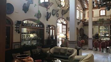 Coin salon dans le hall