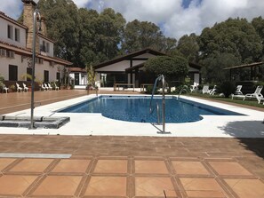 Outdoor pool, sun loungers - Hotel El Paso (Vejer de la Frontera)