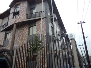 Mặt tiền nơi lưu trú