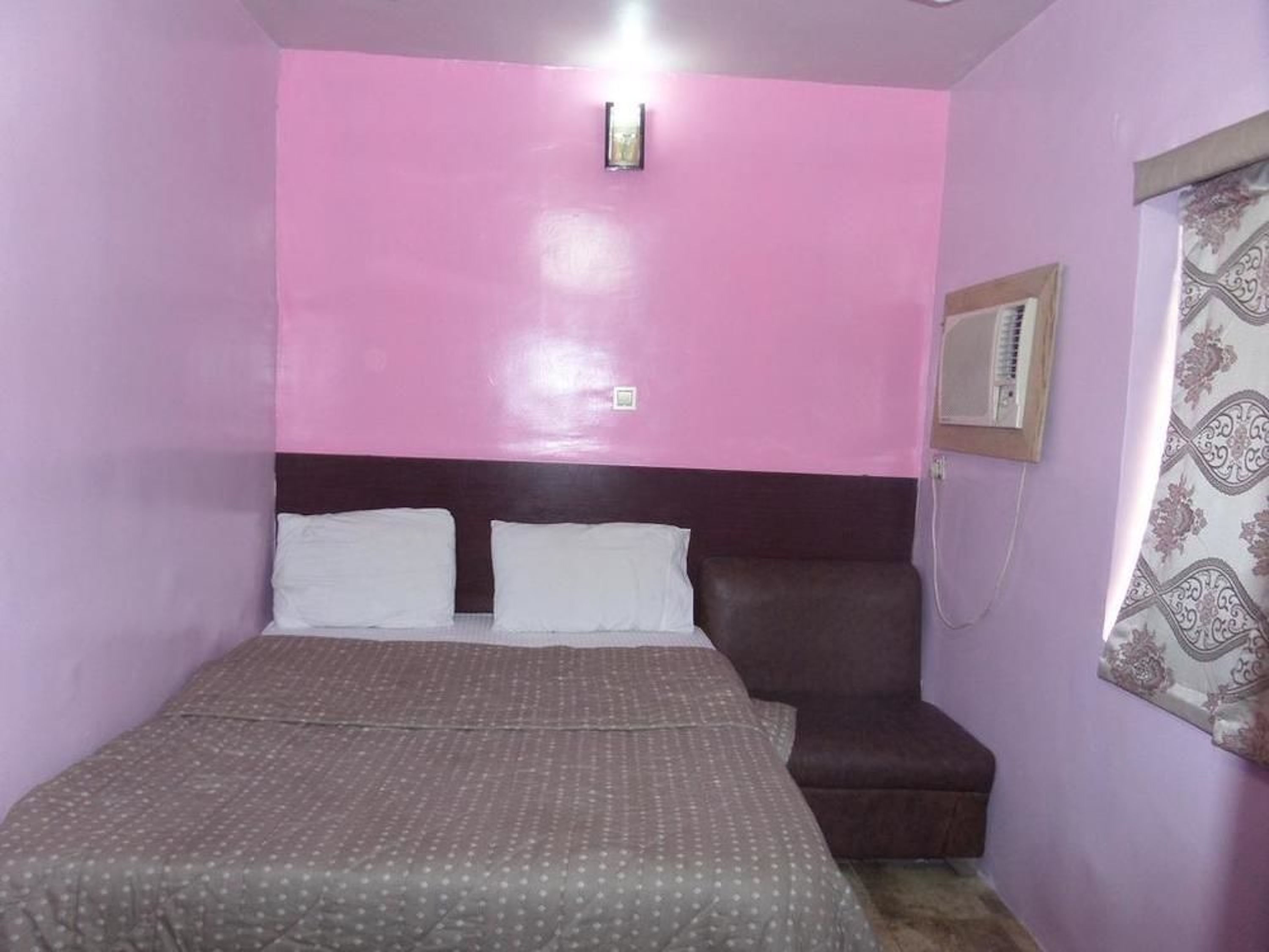 Bàn, khu vực làm việc phù hợp cho laptop, bộ trải giường 