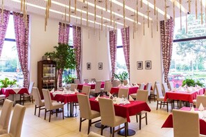 Spécialités Cuisine locale et internationale