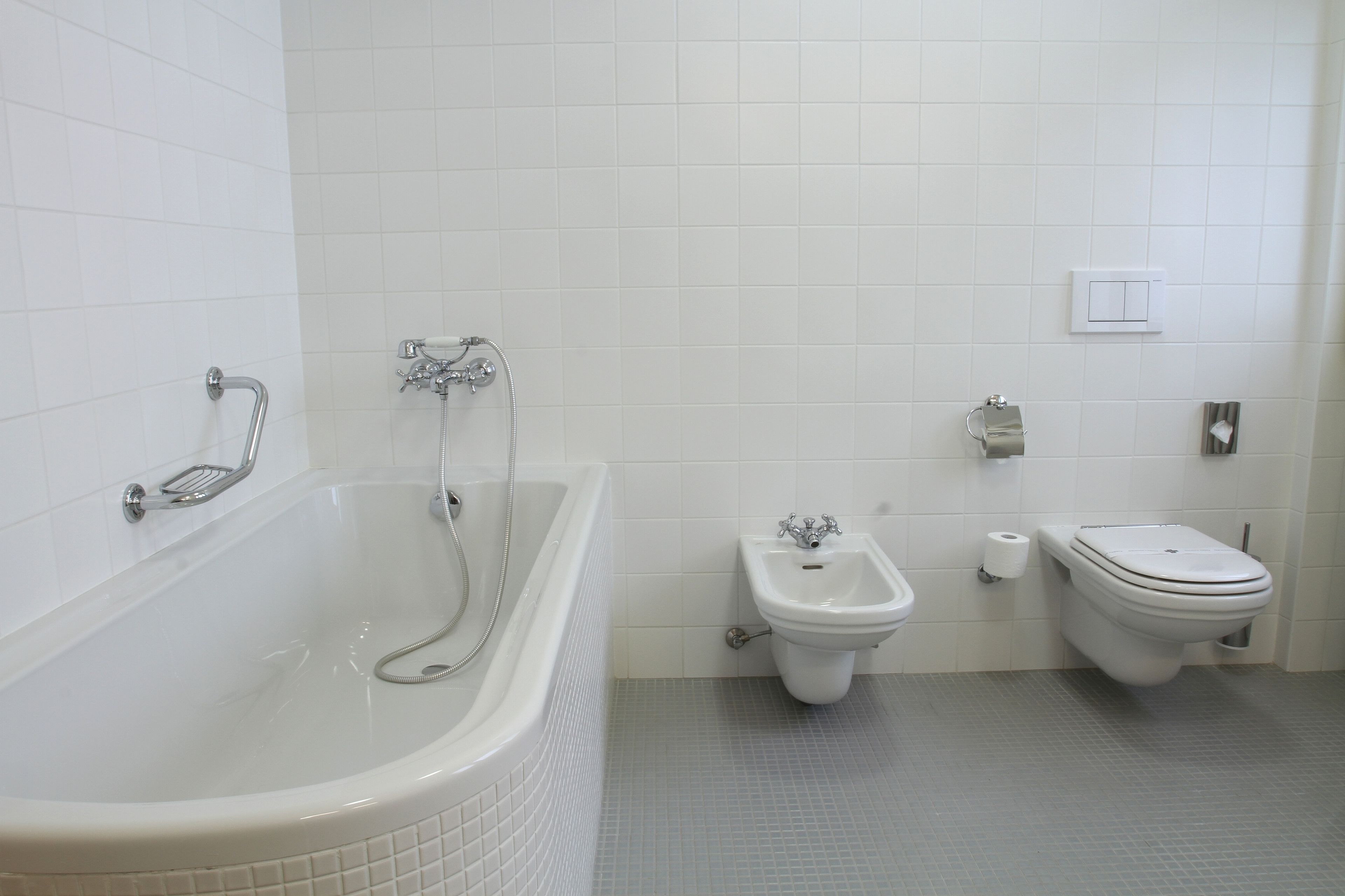 deep-soaking bathtub