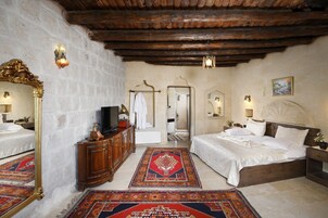 Minibar, escritorio y espacio para trabajar con laptop