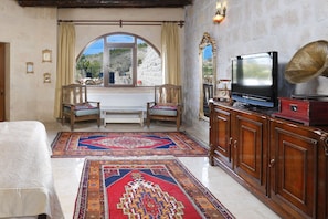 Minibar, desk, laptop workspace, soundproofing - Dilek Tepesi Cave Hotel (Ürgüp)