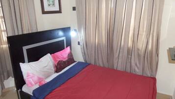 Huoneisto, 3 makuuhuonetta | Työpöytä, kannettavalle tietokoneelle sopiva työtila, ilmainen Wi-Fi