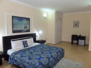 Departamento, 3 habitaciones | Escritorio, espacio para trabajar con laptop y wifi gratis