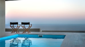 Two director's chairs facing a pool with a view of the sea. - Marathon Blue (Marathon)
