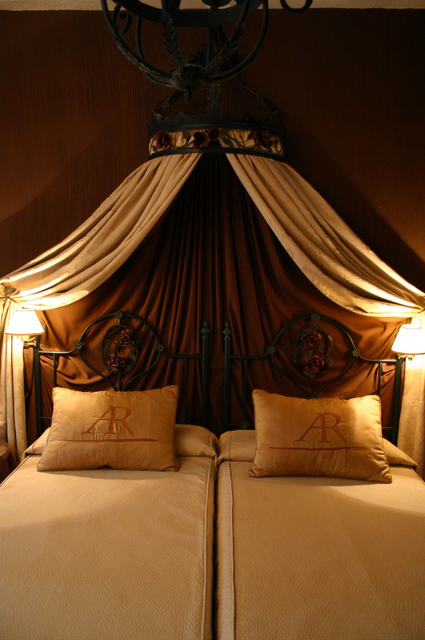 Double Room | Minibar, in-room safe, desk, blackout drapes