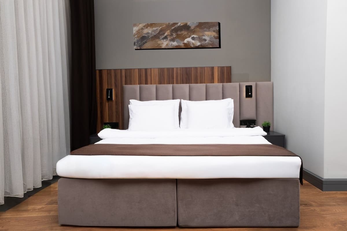 Quarto básico, 1 cama de casal | Roupas de cama premium, frigobar (abastecido com alguns itens grátis)