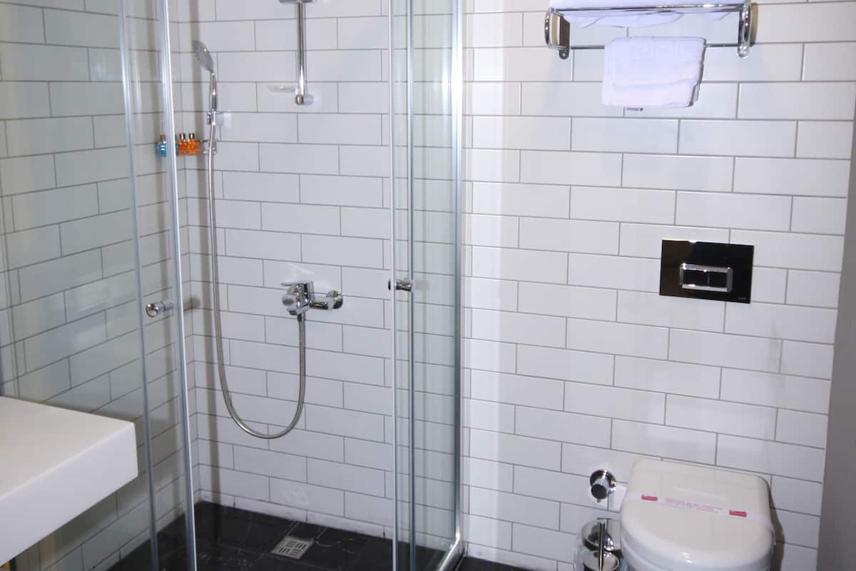 تجهيزات دش، مستلزمات مجانية للعناية الشخصية، مجففات شعر، خف للقدمين