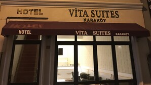 Ein Hotel namens „Vita Suites“ mit einem Schild über dem Eingang.