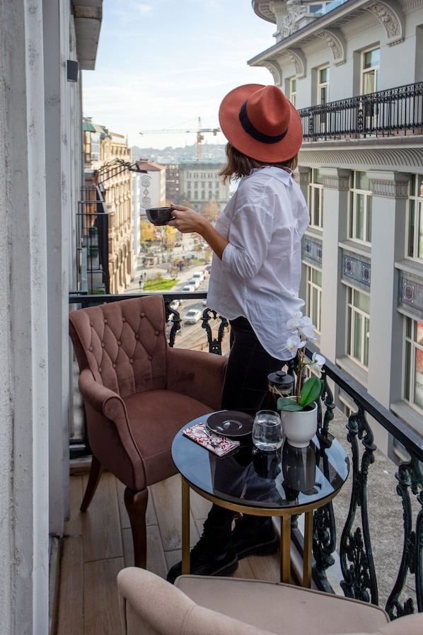 Family Room, Multiple Beds | Premium bedding, free minibar items, in-room safe, desk - Vita Suites Karakoy (Istanbul)