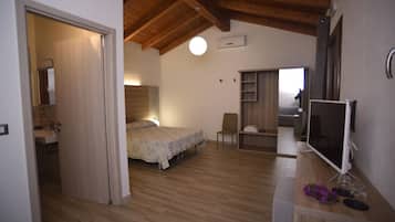 Comfort Double Room, Courtyard View | Minibar, desk, soundproofing, rollaway beds
