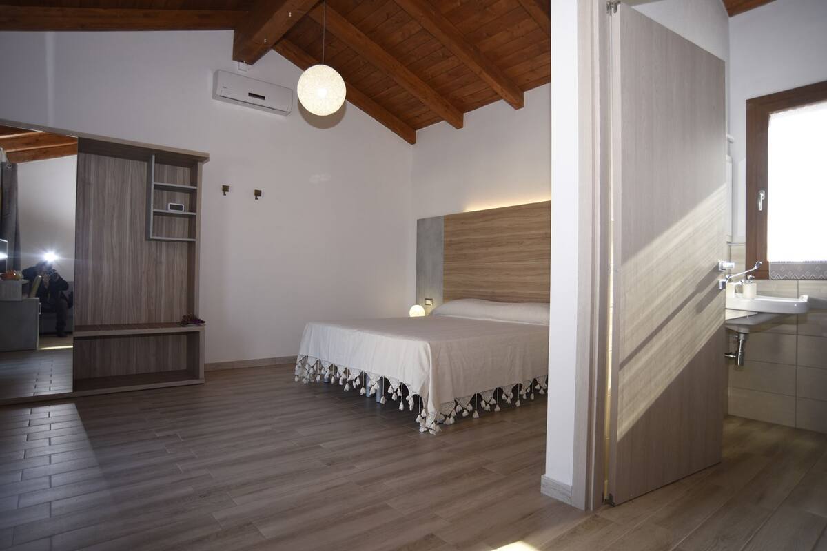 Habitación doble, vista al patio | Minibar, escritorio, insonorización y camas extra