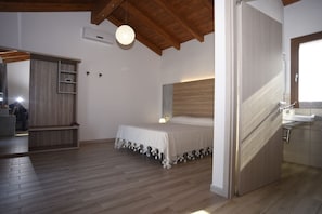 Kahden hengen huone, näköala pihalle | Minibaari, työpöytä, äänieristys, lisävuoteet