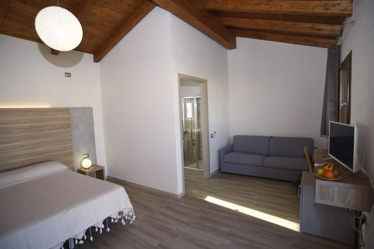 Habitación doble Confort, vista al patio | Minibar, escritorio, insonorización y camas extra