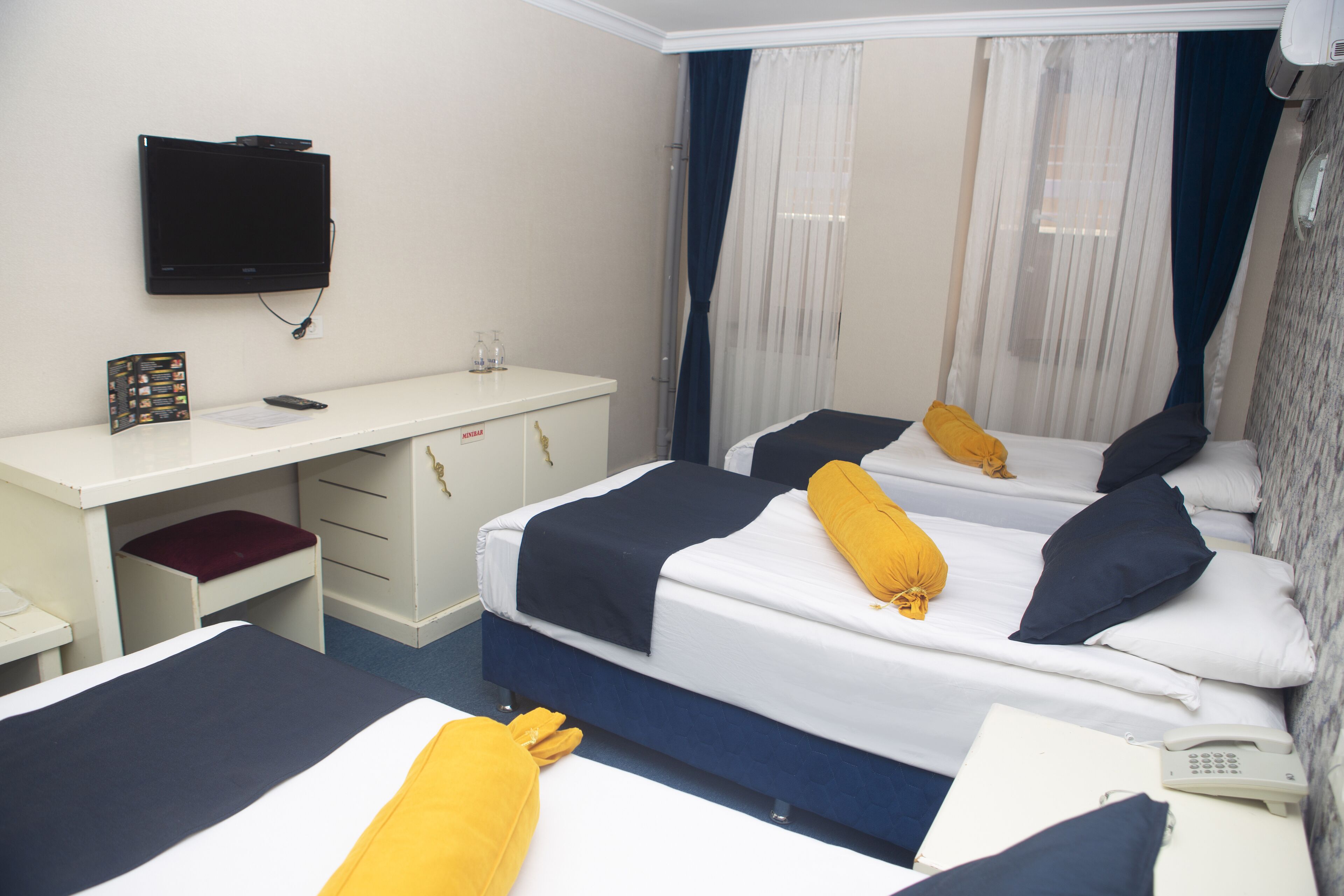 standard triple room | premium bedding, minibar, in-room safe, desk