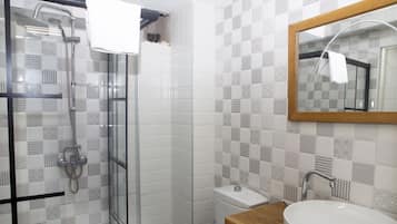 Dusche, Regendusche, kostenlose Toilettenartikel, Haartrockner