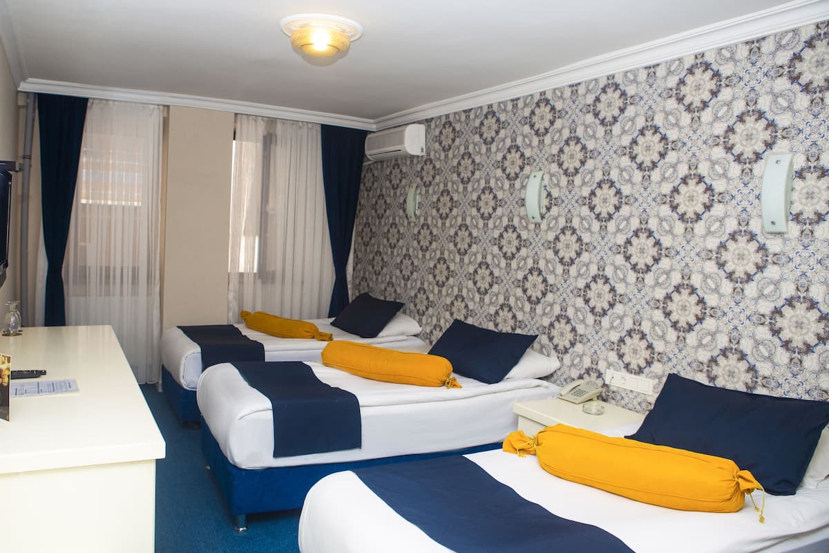 Standard Triple Room | Premium bedding, minibar, in-room safe, desk