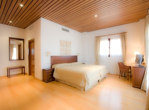 In-room safe, desk, blackout curtains, free cots/infant beds - Hotel de Bodegas Hacienda Albae (Argamasilla de Alba)