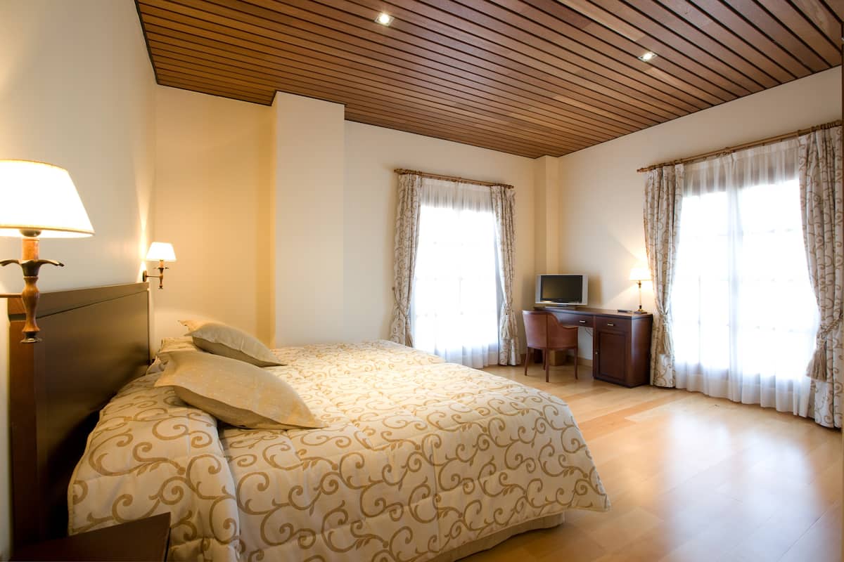 Double Room | Peti besi dalam bilik, meja, langsir/tirai gelap terus 