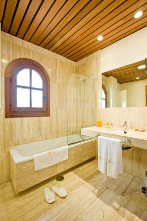 Tweepersoonskamer | Badkamer | Een bad/douchecombinatie, gratis toiletartikelen, een haardroger