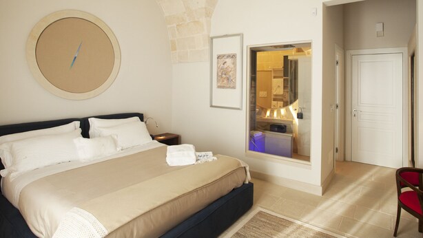 Ropa de cama de alta calidad y minibar 