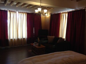Free WiFi, bed sheets - Radhu's Boutique Inn (Leh)