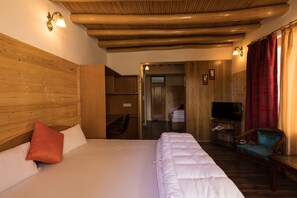 Free WiFi, bed sheets - Radhu's Boutique Inn (Leh)