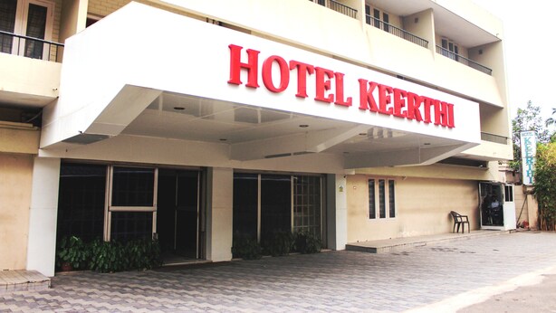 A hotel entrance with a sign reading "HOTEL KEERTHI". - Hotel Keerthi (Thiruvananthapuram)
