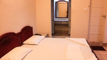 Quarto casal luxo, 1 quarto | Escrivaninha, quartos à prova de som, camas extras/dobráveis (sobretaxa)